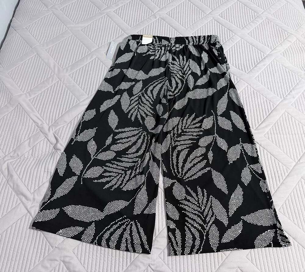 Chico's Pull On Straight Crop Pants in Black & White Leaf Print, Size 2 (12 US)